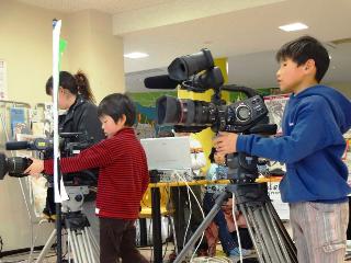 小学生がカメラマンなどを職業体験