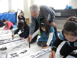 指導を受ける小学生