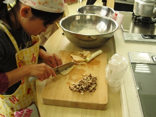 参加した小学生は食材切りに挑戦