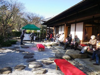 庭でくつろぐ来館者の皆さん