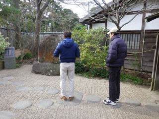 一茶句碑に見入る岡本さん