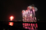 江戸川の川面にも映る花火