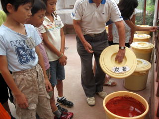 中高年者と触れ合いながら