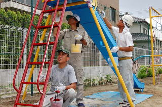 滑り台を塗り替え