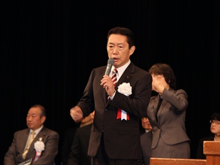 エールを送る井崎市長