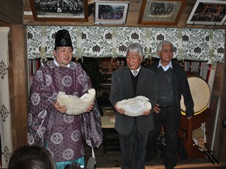 餅は真っ二つに