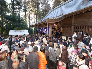 観客に割れた餅を披露