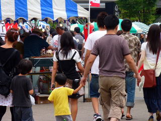 会場内では手をつなぐ姿があちらこちらで