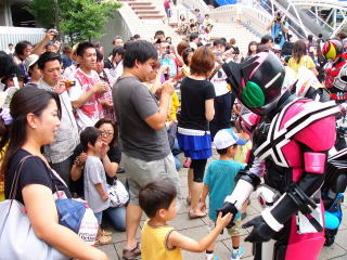 握手会では子どもたちの喜ぶ顔が