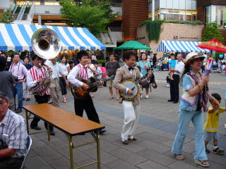 ラストはステージを降りての演奏