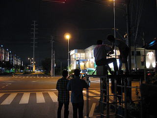 流山おおたかの森駅前の路上で