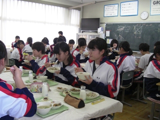 給食を食べているようす