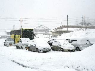 到着した信濃町は吹雪