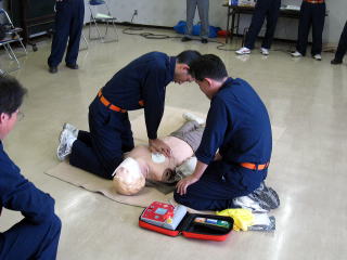AEDの使用方法を学ぶ