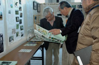 「史跡探訪」の展示に見入る人々