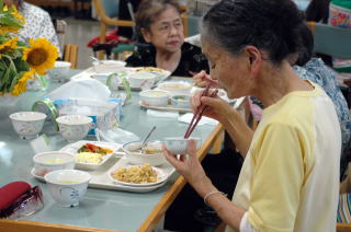 ケアセンター利用者の昼食に