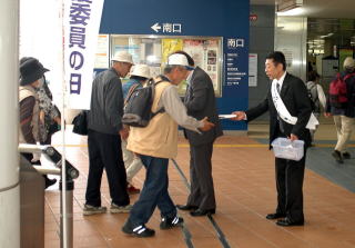 街頭啓発活動を行なう委員