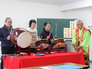 大太鼓と締め太鼓を演奏