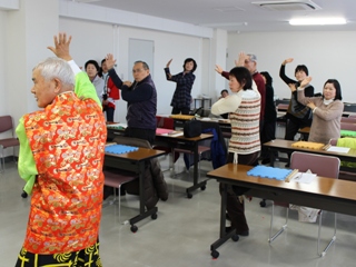 全員で踊りを練習