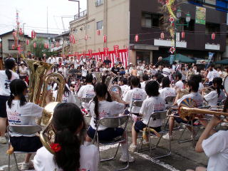 地元小中学校の吹奏楽部の演奏も