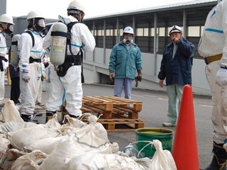 施設外部まで土嚢を積んで流出を阻止