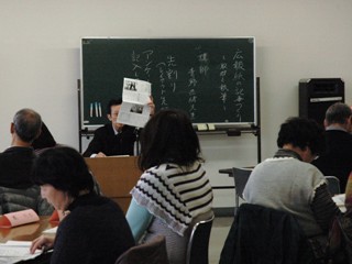 講師は元毎日新聞の記者で現在は江戸川大学名誉教授の青野丕緒先生