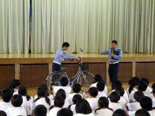 自転車の正しい乗り方を学ぶ