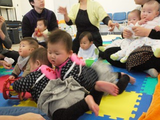 双子や三つ子の赤ちゃんたち