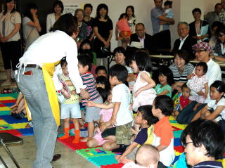 参加した子どもたちと接する安藤さん