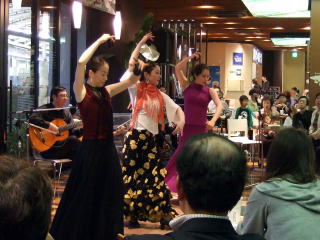 3人で華麗な踊りを