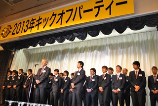 壇上に上がった監督や選手たち