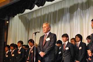 挨拶するネルシーニョ監督