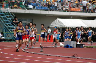 トラックを走る選手