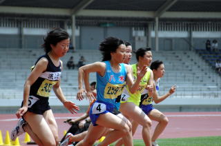 横一線に並ぶ選手