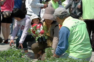 地元自治会の皆さんから花を渡され