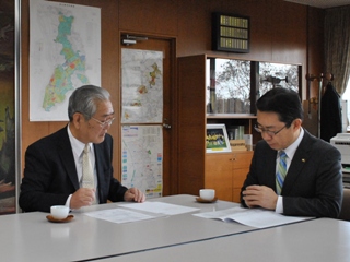 自治会内の近況を話す市長と会長