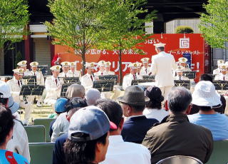 警察音楽隊の演奏も