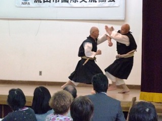 国際理解・日本語講座会員の少林寺拳法の演武