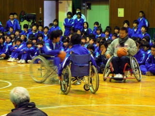 バスケ部の生徒とともに実演