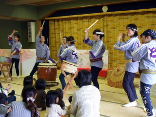 「どん」の皆さんが出演