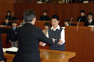 井崎市長から一人ひとりに表彰状が