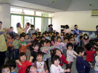 子どもたちも踊りだし