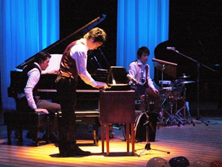 小瀧俊治さんが弾くトイピアノの演奏