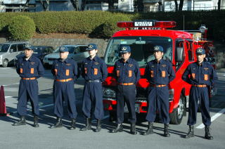 新ポンプ車の前に団員が整列