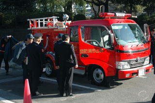 最新の消防ポンプ車