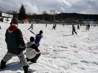 雪上野球に珍プレー続出