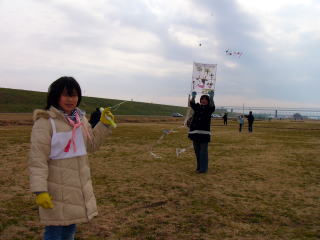 お母さんと協力して凧上げに挑戦する竹内聡珠さん