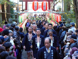 男衆が颯爽と登殿