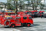 消防車両が駐車場に集まり