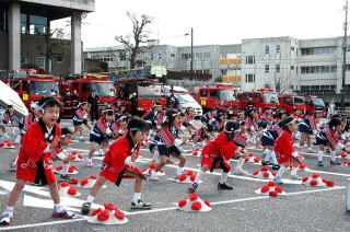 ひまわり幼稚園の園児たちによる遊戯